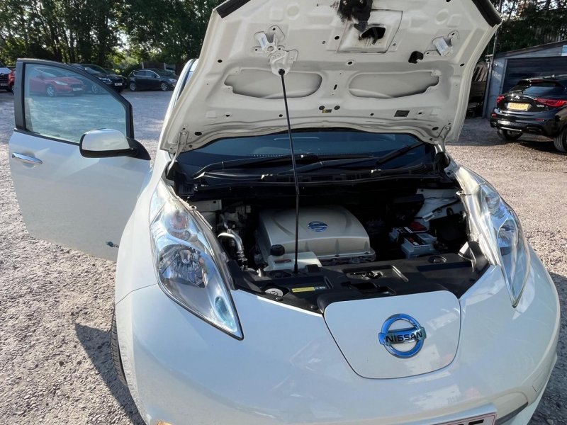 NISSAN LEAF